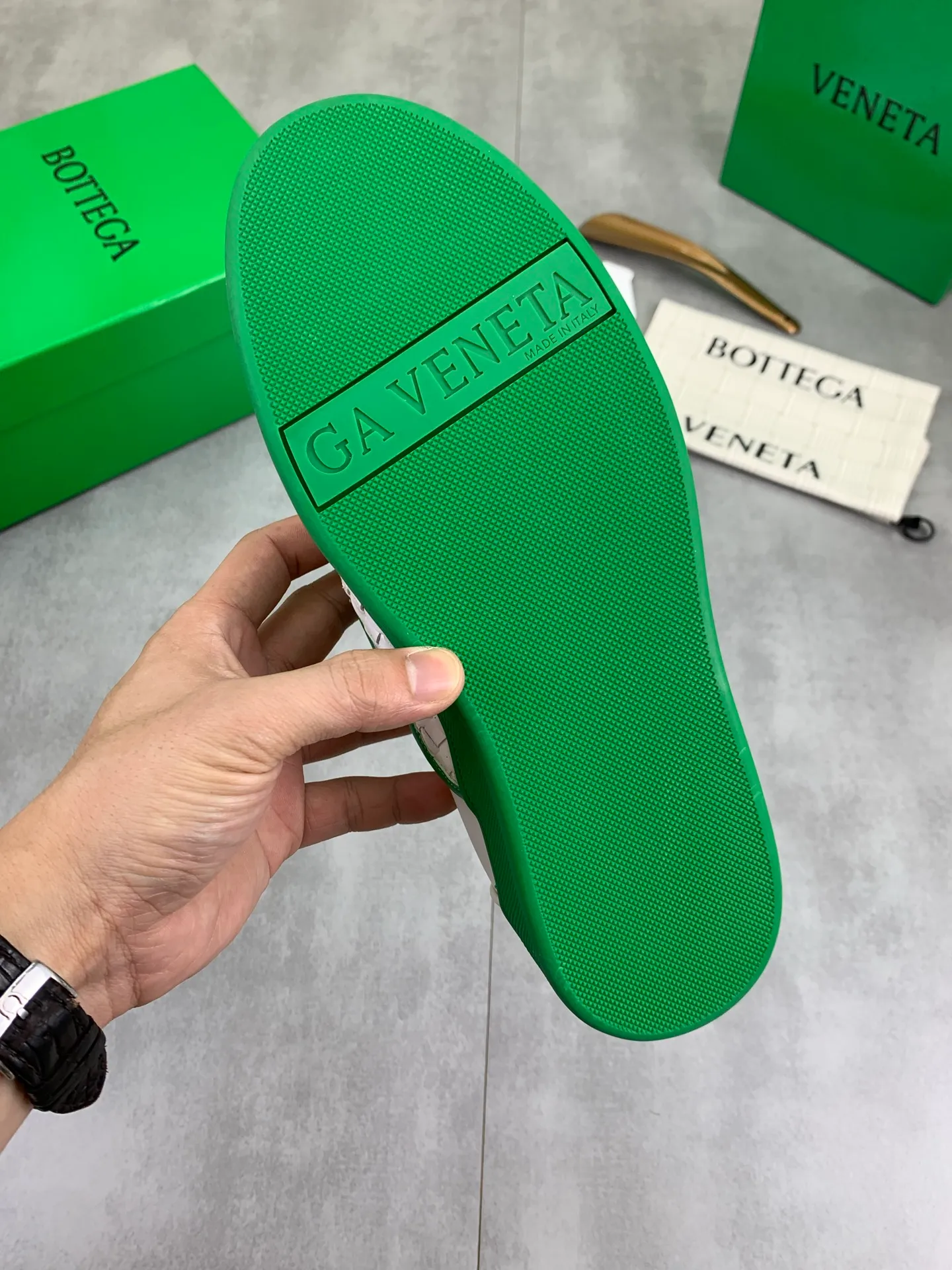 Factory price P720 💰Top quality💎💎💎 BOTTEGA VENETA official website synchronous couple👫The latest top version of the highest version of BV high-top casual shoes in the market, accept material comparison, shoe type comparison, process comparison, practical and textured, versatile, suitable for any occasion, the more you look at it, the more flavorful it becomes. Pure hand-woven craftsmanship - upper material, imported original woven calfskin - high-quality water-dyed cowhide inside - original private model customized outsole -Size: male 39-44 (customized 38 45 46) female 35-39 (customized 34 40 41) Comes with original BV green box, complete packaging.